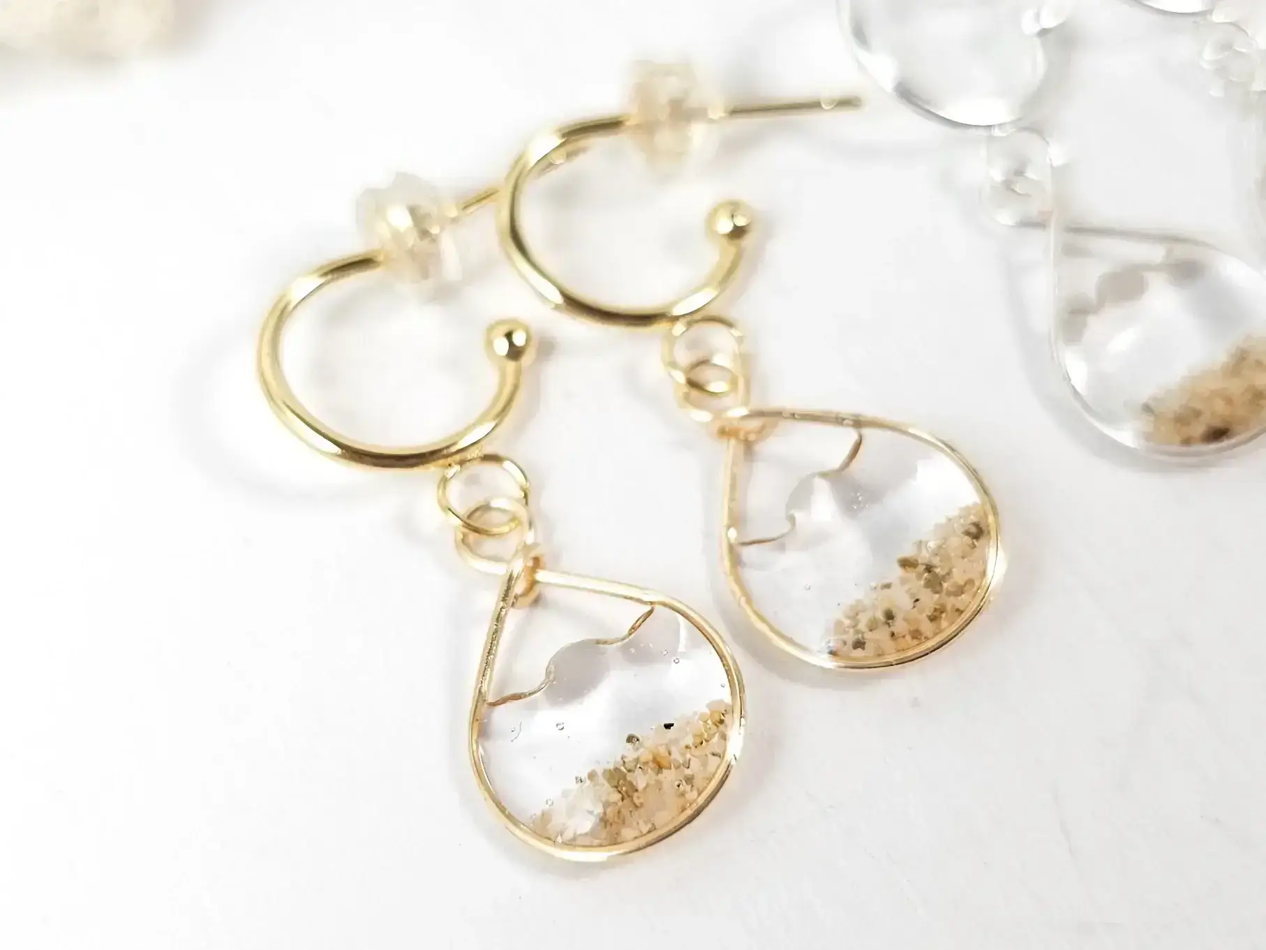 Clear water sand mini hoop earrings - Image 2