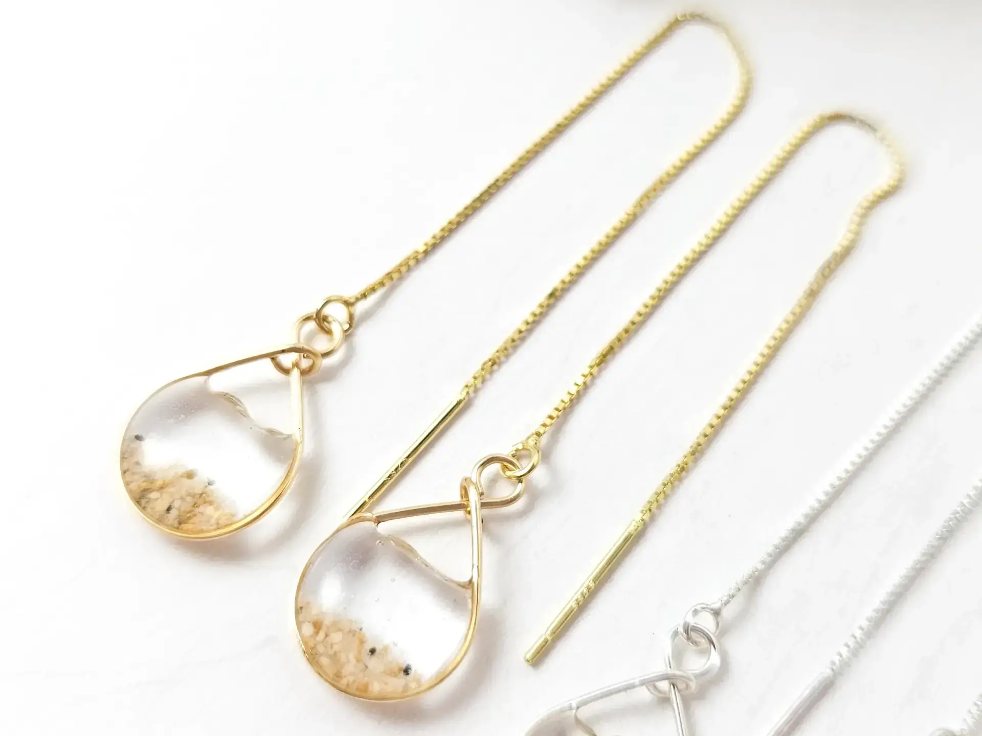Clear water and sand threader earrings - Image 2