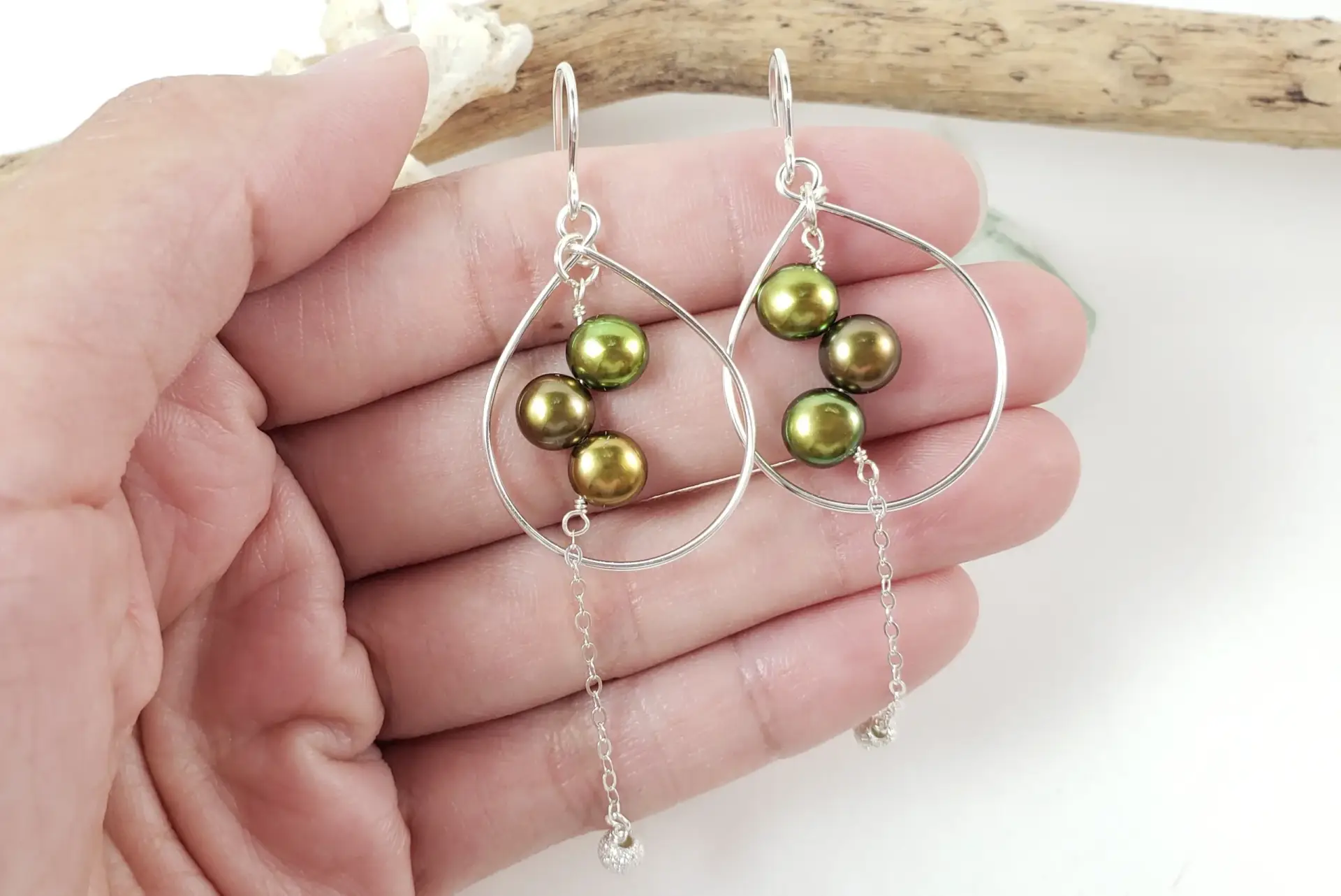 Olive green zig zag pearl earrings and necklace in silver and gold - Image 12