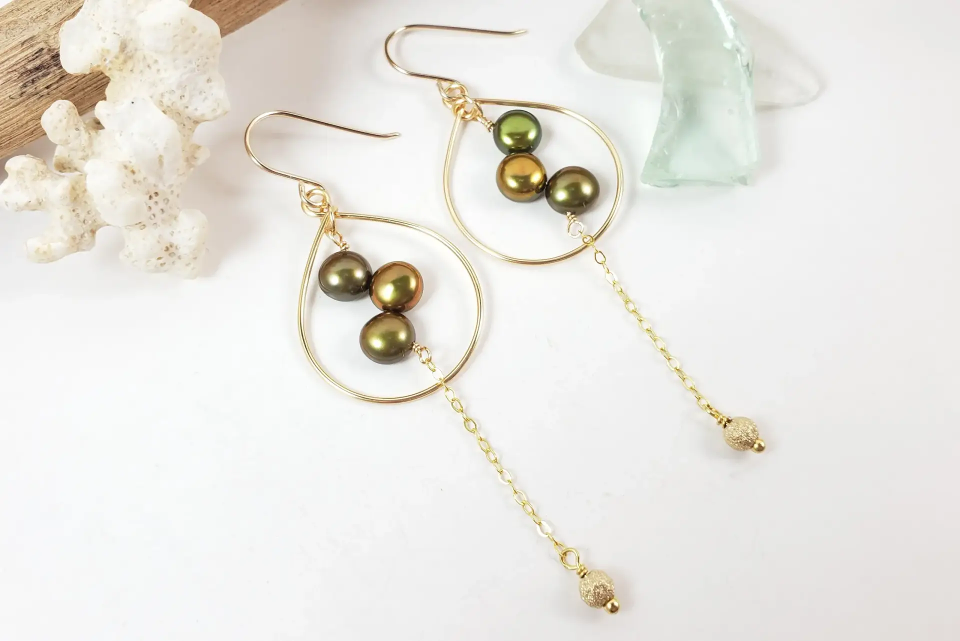 Olive green zig zag pearl earrings and necklace in silver and gold - Image 10