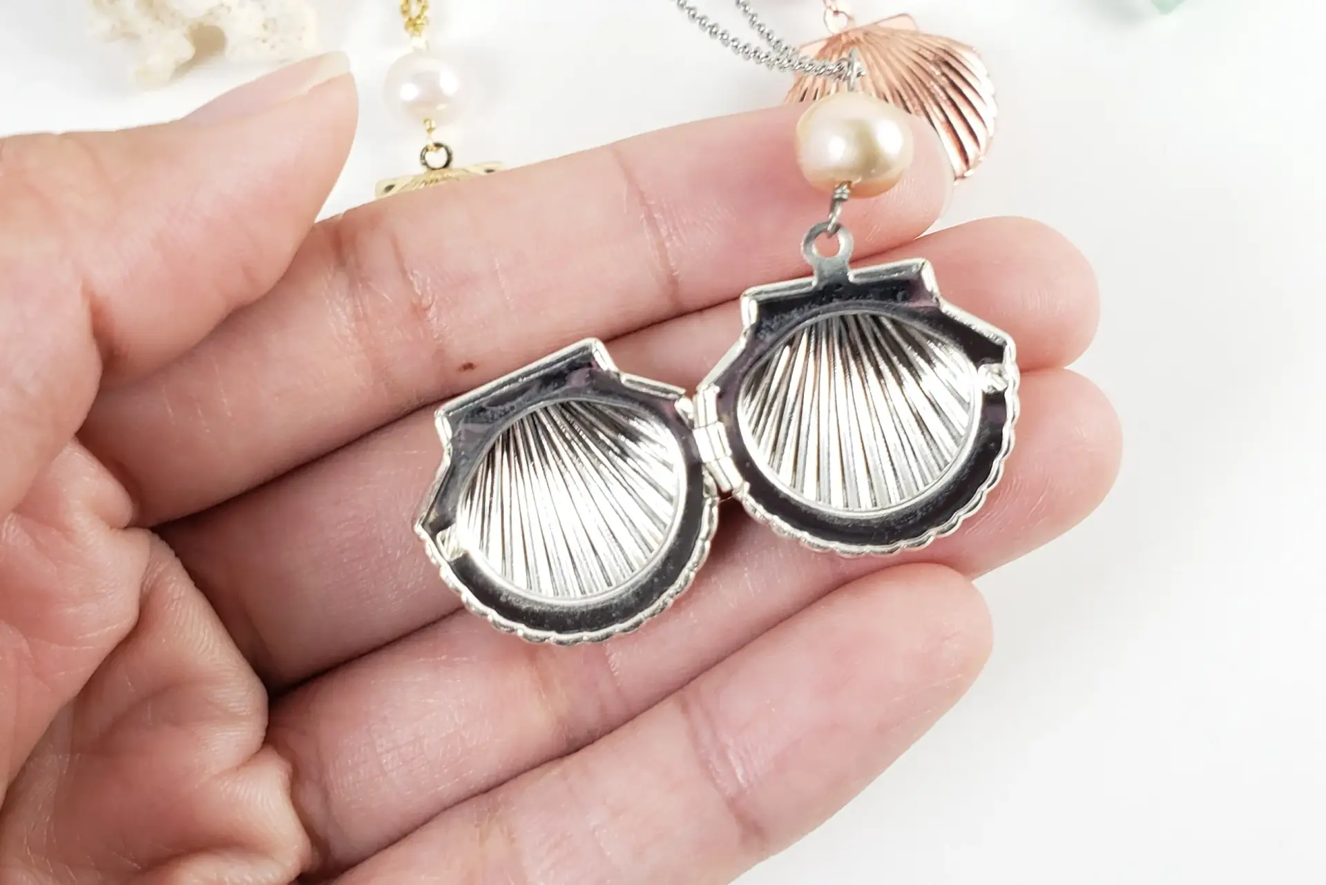 Seashell locket with freshwater pearl necklace - Image 3