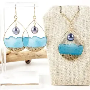 Turquoise water and sand with black pearl earrings and necklace