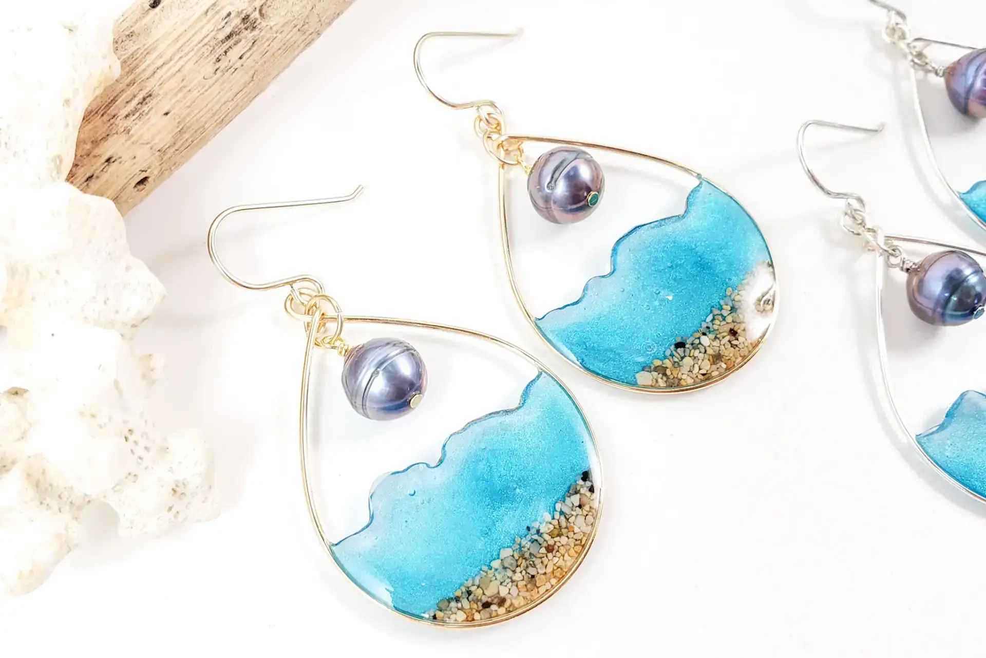 Turquoise water and sand with black pearl earrings and necklace - Image 4