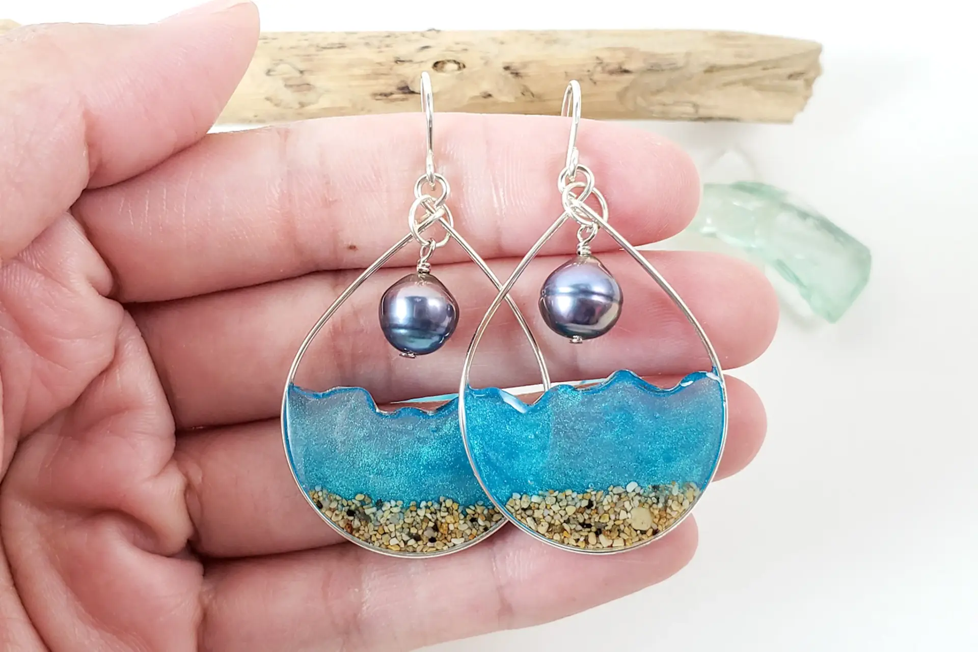 Turquoise water and sand with black pearl earrings and necklace - Image 9