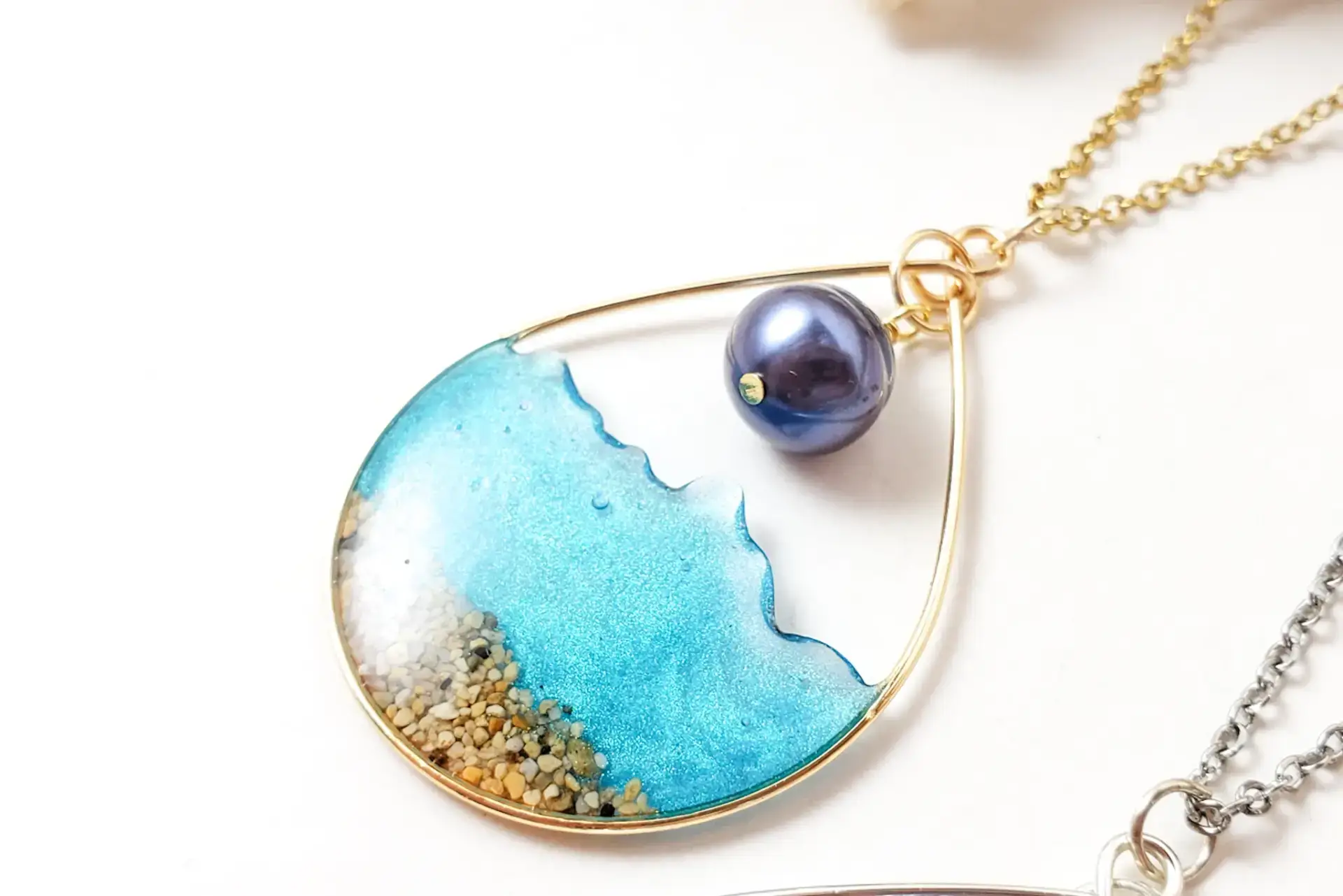 Turquoise water and sand with black pearl earrings and necklace - Image 6